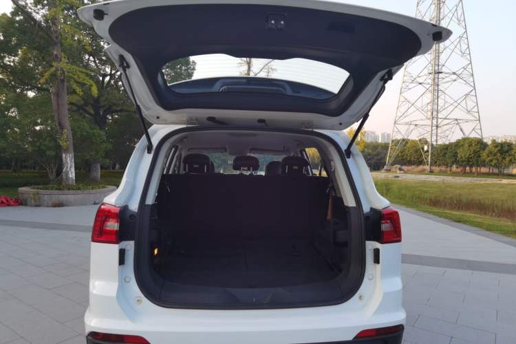 Used FORTHING Joyear X5 2018 Enjoy Series 1.6L CVT Connected Model Trunk