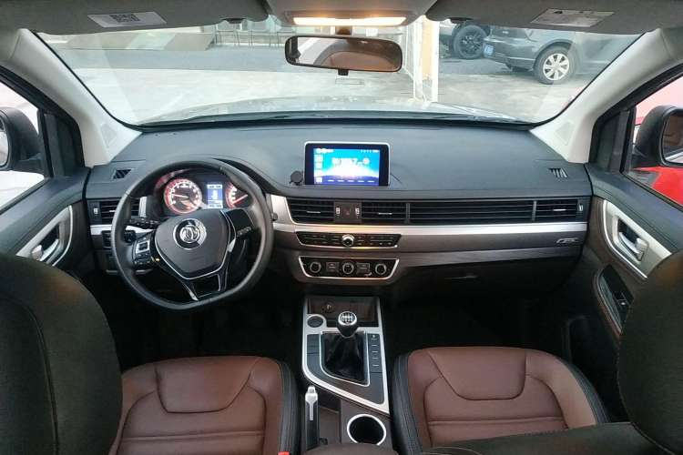Used FORTHING Joyear X6 2017 Enjoy Series 1.5T Manual Luxury Model Center Console