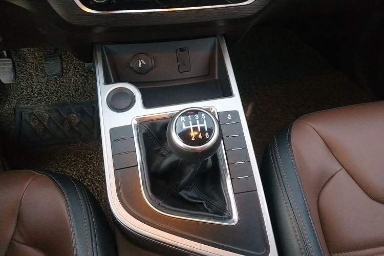 Used FORTHING Joyear X6 2017 Enjoy Series 1.5T Manual Luxury Model Gear Lever