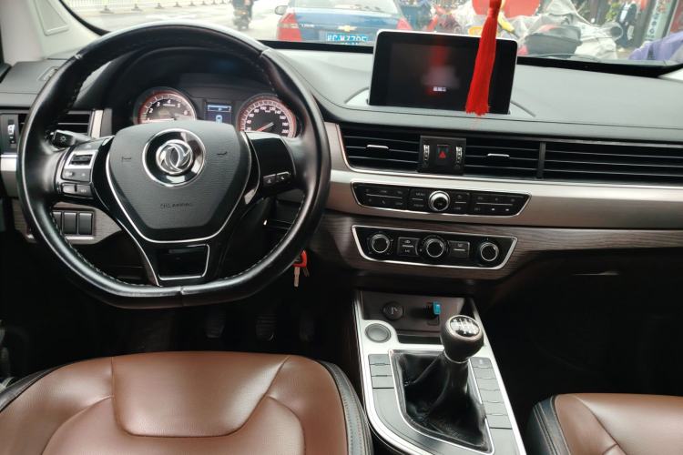 Used FORTHING Joyear X6 2017 Jingxiang Series 1.5T CVT Luxury Model Center Console