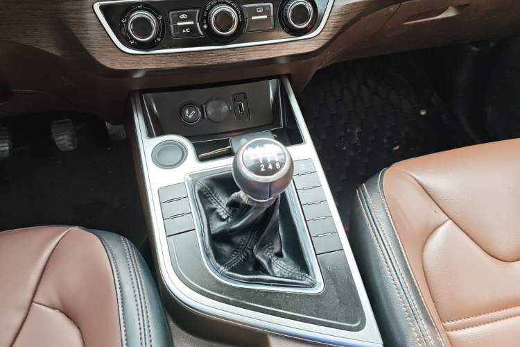 Used FORTHING Joyear X6 2017 Enjoy Series 1.5T Manual Luxury Model Gear Lever
