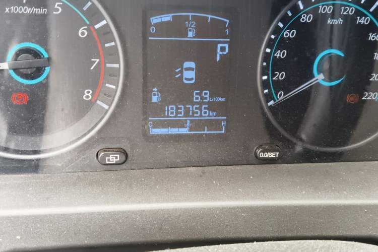 Used FORTHING Joyear XV 2015 1.6L CVT Luxury Model Odometer Close Up