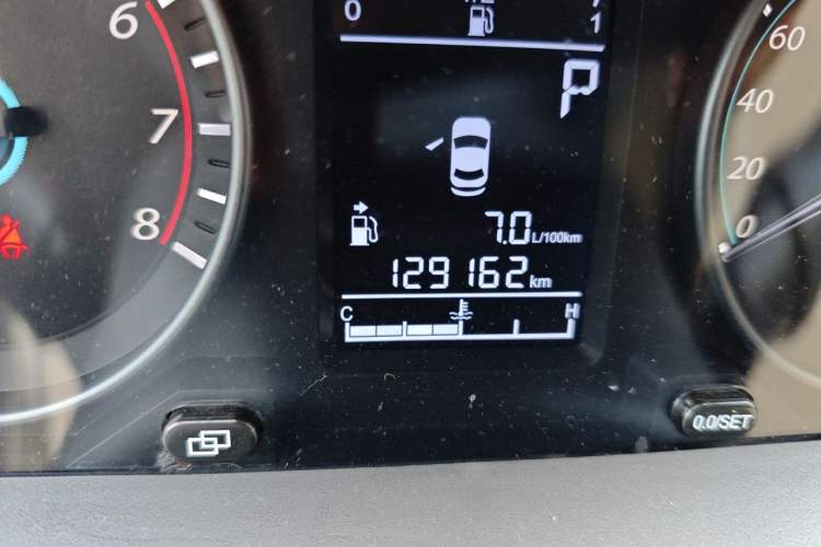 Used FORTHING Joyear XV 2015 1.6L CVT Comfort Model Odometer Close Up