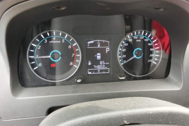 Used FORTHING Joyear XV 2015 1.6L CVT Comfort Model Odometer Close Up