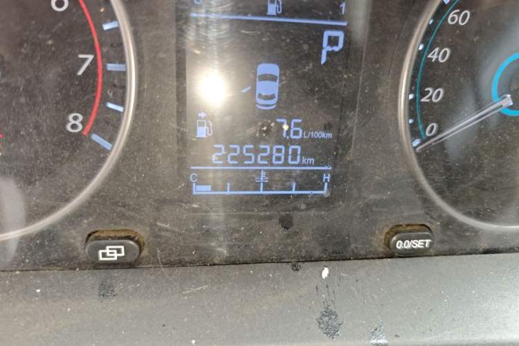 Used FORTHING Joyear XV 2015 1.6L CVT Comfort Model Odometer Close Up