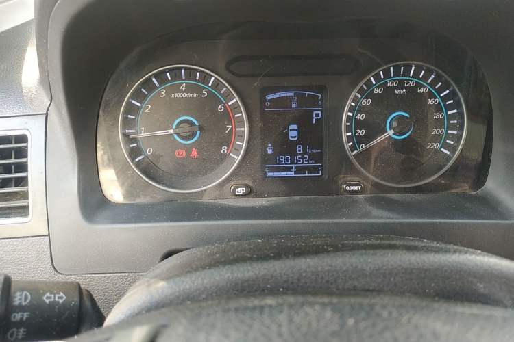 Used FORTHING Joyear XV 2015 1.6L CVT Luxury Model Odometer Close Up