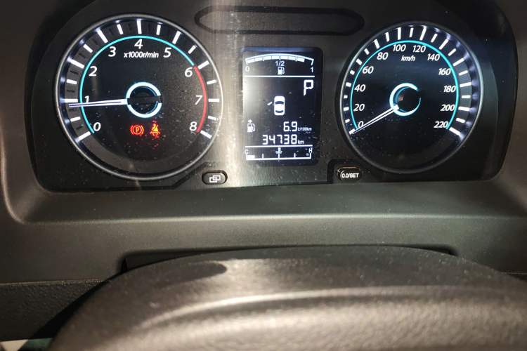Used FORTHING Joyear XV 2015 1.6L CVT Luxury Model Odometer Close Up