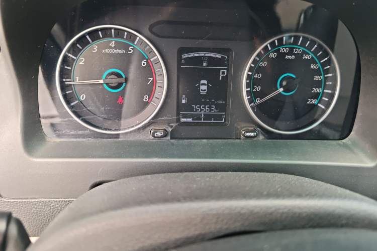 Used FORTHING Joyear XV 2016 1.6L CVT Luxury Model Odometer Close Up