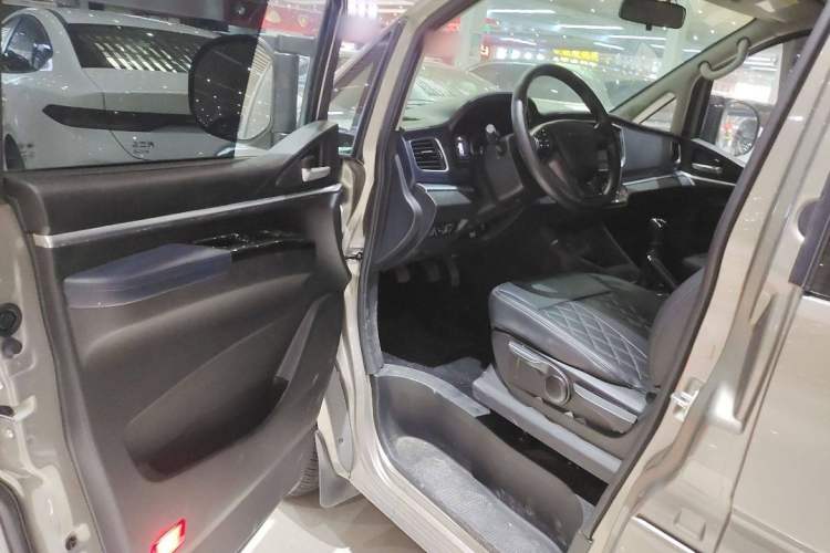 Used FORTHING Lingzhi 2022 Striving Version M5L 2.0L Luxury 7-Seater Interior 2