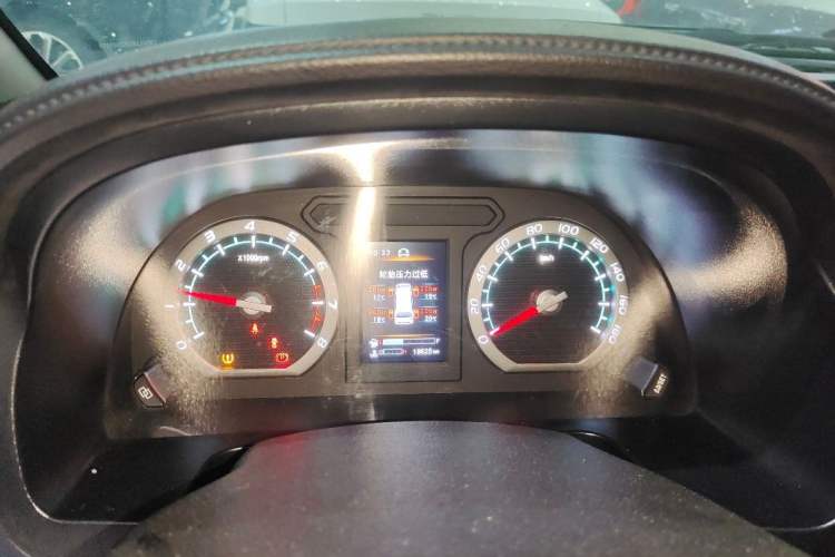 Used FORTHING Lingzhi 2022 Striving Version M5L 2.0L Luxury 7-Seater Odometer Close Up
