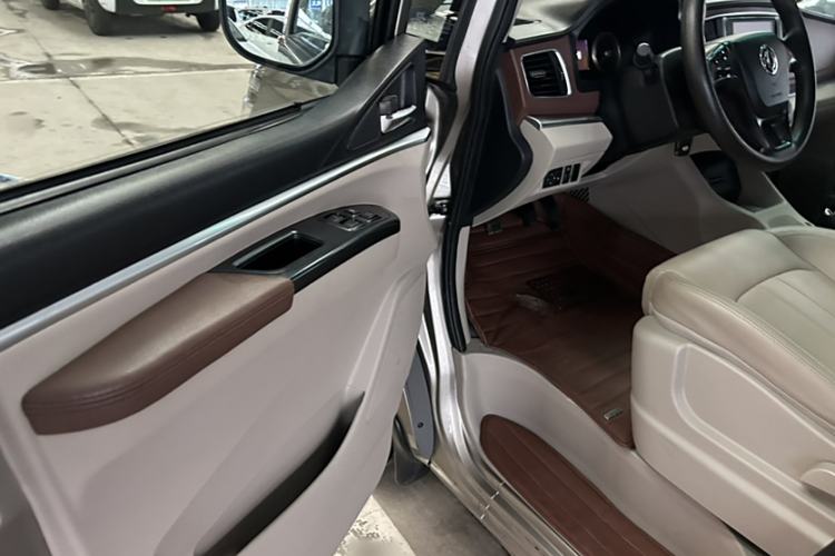 Used FORTHING Lingzhi 2017 M5 1.6L Luxury Model Interior 3
