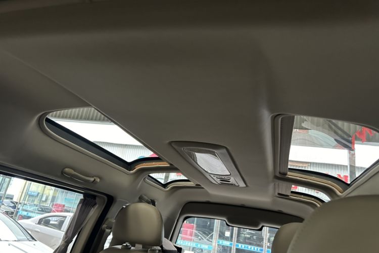 Used FORTHING Lingzhi 2017 M5 1.6L Luxury Model Interior 5
