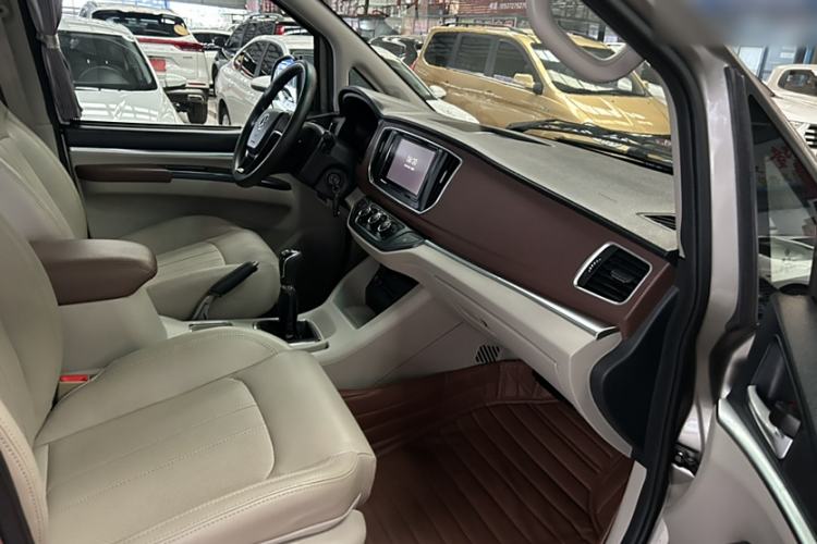 Used FORTHING Lingzhi 2017 M5 1.6L Luxury Model Interior 8