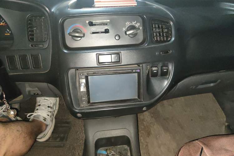 Used FORTHING Lingzhi 2011 2.0L C11E Short-Wheelbase Comfort Edition Audio And AC Panel