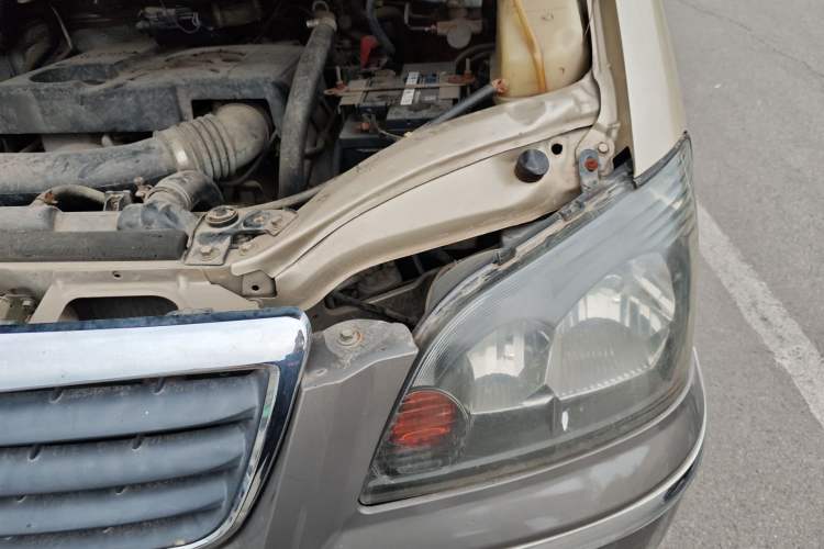 Used FORTHING Lingzhi 2011 QA 2.4L Short-Wheelbase Comfort Edition Engine Bay Left