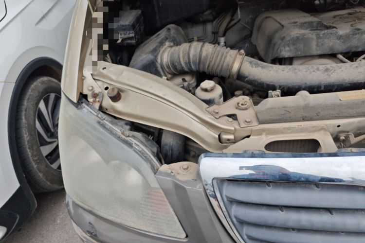 Used FORTHING Lingzhi 2011 QA 2.4L Short-Wheelbase Comfort Edition Engine Bay Right