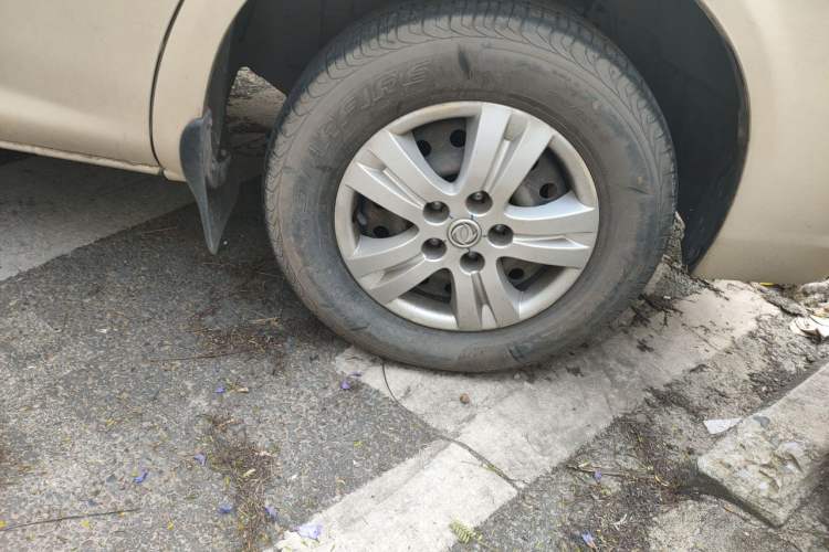 Used FORTHING Lingzhi 2011 Q3 2.0L Short-Wheelbase Standard Edition Right Front Wheel Hub