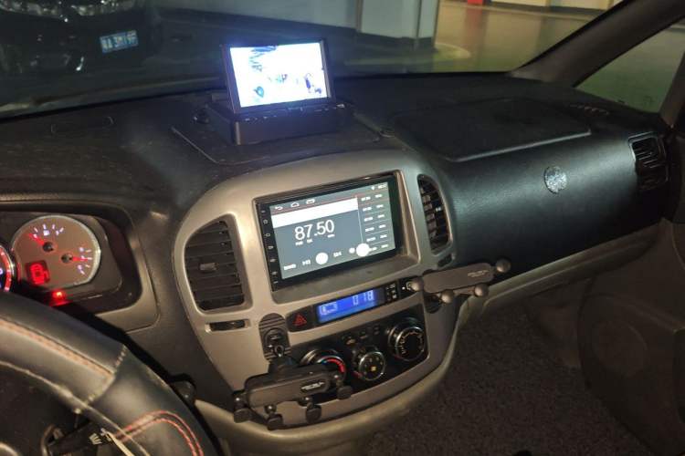 Used FORTHING Lingzhi 2011 Q3 2.0L 7-seat Long Wheelbase Commercial Version Audio And AC Panel