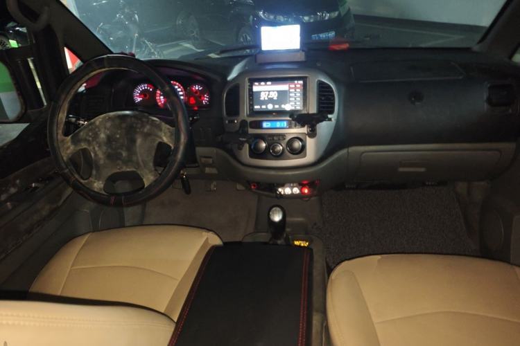 Used FORTHING Lingzhi 2011 Q3 2.0L 7-seat Long Wheelbase Commercial Version Center Console