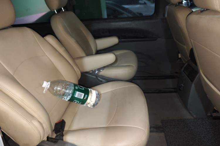 Used FORTHING Lingzhi 2011 Q3 2.0L 7-seat Long Wheelbase Commercial Version Left Rear Seat