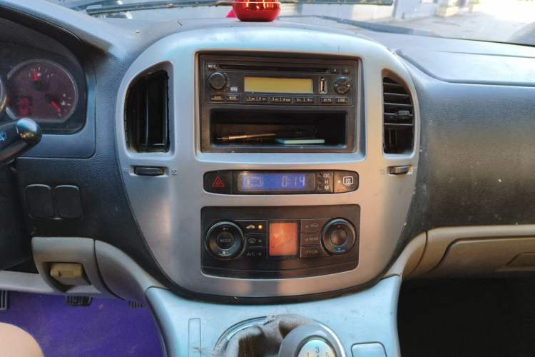 Used FORTHING Lingzhi 2011 Q3 2.0L 7-seat Long-wheelbase Standard Edition Audio And AC Panel