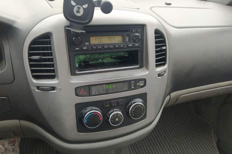 Used FORTHING Lingzhi 2011 Q3 2.0L 7-Seater Long-Wheelbase Entrepreneur Edition Audio And AC Panel