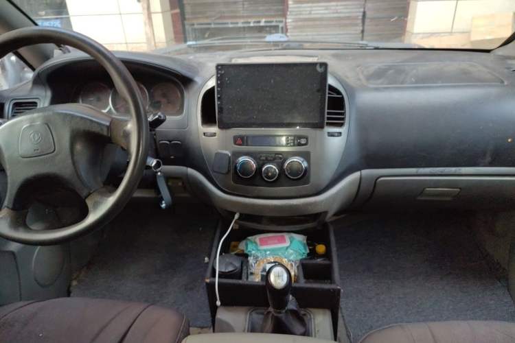 Used FORTHING Lingzhi 2011 Q3 2.0L 7-Seater Long-Wheelbase Entrepreneur Edition Center Console