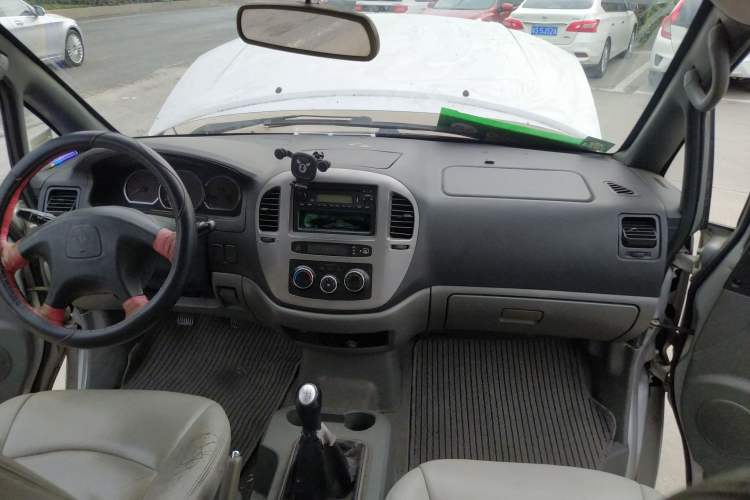 Used FORTHING Lingzhi 2011 Q3 2.0L 7-Seater Long-Wheelbase Entrepreneur Edition Center Console