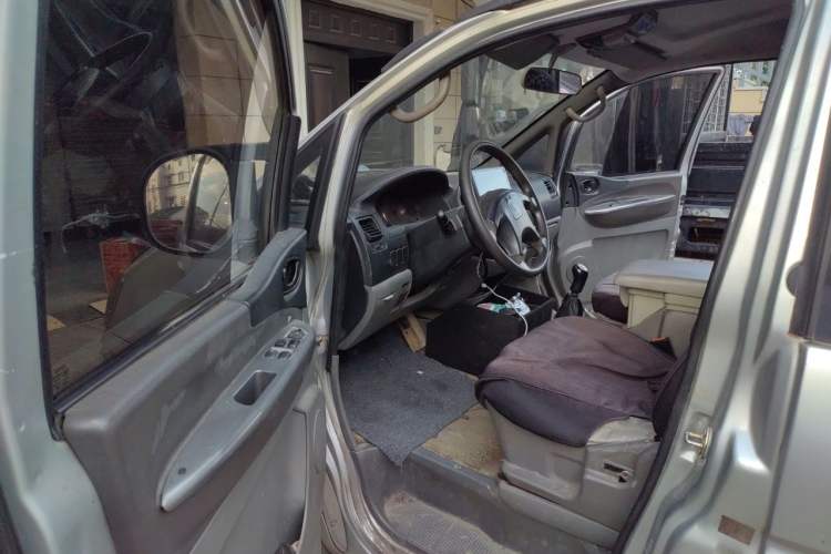 Used FORTHING Lingzhi 2011 Q3 2.0L 7-Seater Long-Wheelbase Entrepreneur Edition Driver Seat