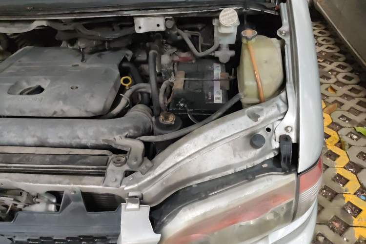 Used FORTHING Lingzhi 2011 1.9T 7-Seater Long-Wheelbase Entrepreneur Edition Engine Bay Left