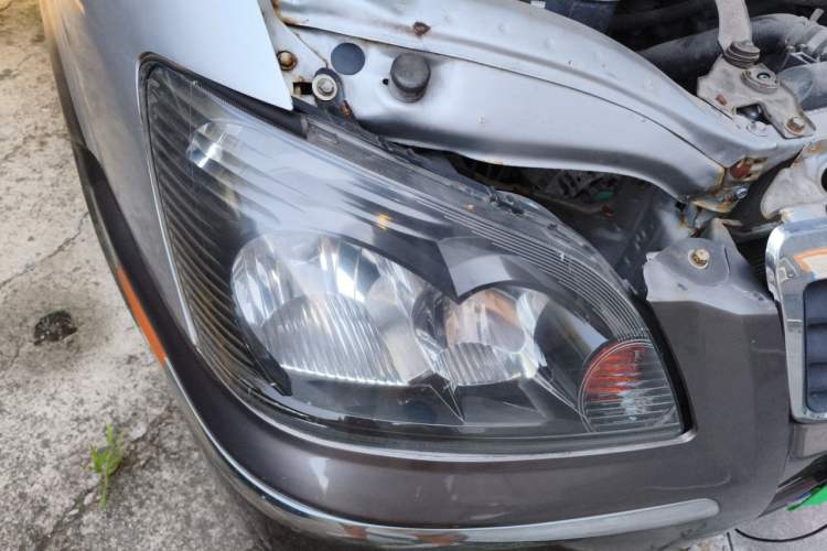 Used FORTHING Lingzhi 2011 Q3 2.0L 7-seat Long-wheelbase Standard Edition Right Front Headlight