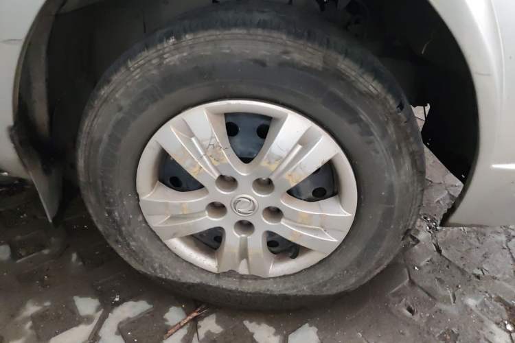 Used FORTHING Lingzhi 2011 1.9T 7-Seater Long-Wheelbase Entrepreneur Edition Right Front Wheel Hub
