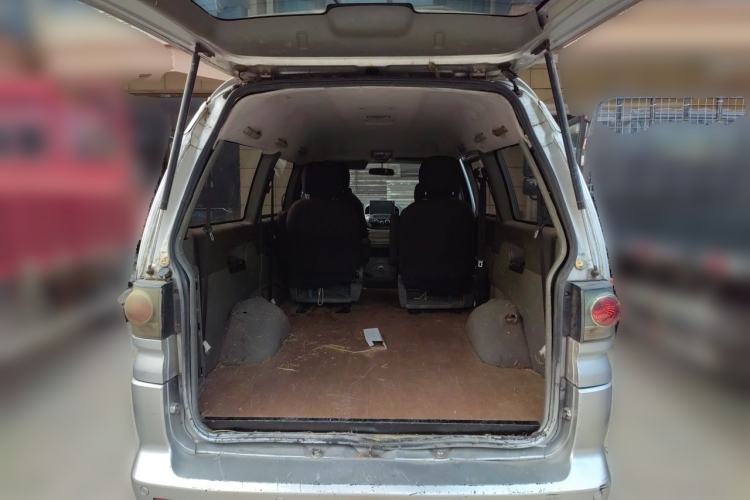 Used FORTHING Lingzhi 2011 Q3 2.0L 7-Seater Long-Wheelbase Entrepreneur Edition Trunk