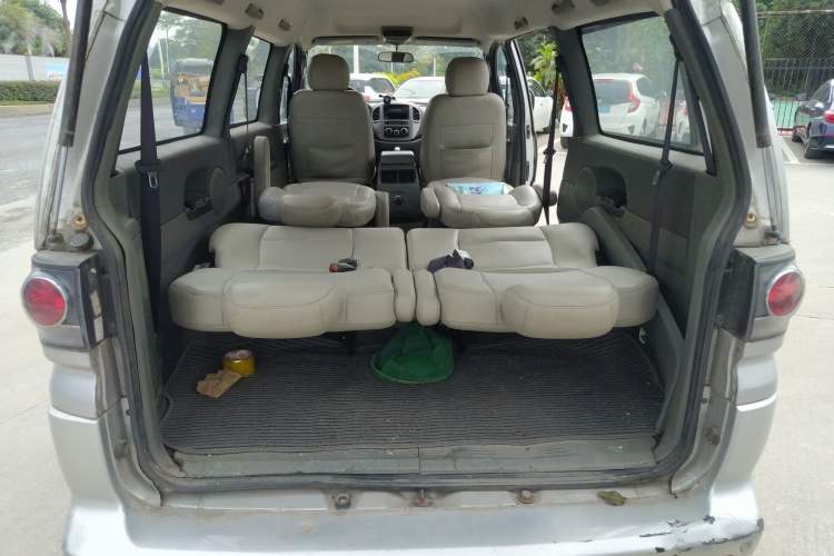 Used FORTHING Lingzhi 2011 Q3 2.0L 7-Seater Long-Wheelbase Entrepreneur Edition Trunk