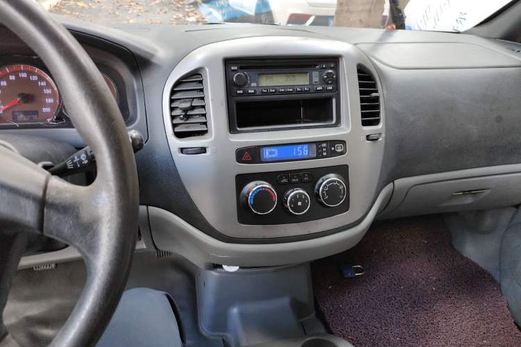 Used FORTHING Lingzhi 2011 Q3 2.0L 7-Seater Long-Wheelbase Entrepreneur Edition Audio And AC Panel