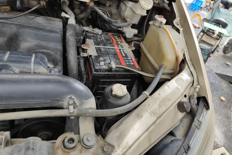 Used FORTHING Lingzhi 2011 Q3 2.0L 7-Seater Long-Wheelbase Entrepreneur Edition Engine Bay Left