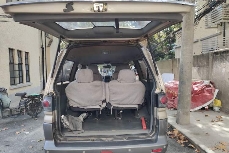Used FORTHING Lingzhi 2011 Q3 2.0L 7-Seater Long-Wheelbase Entrepreneur Edition Trunk