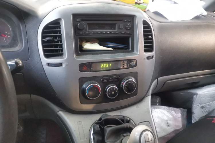 Used FORTHING Lingzhi 2012 M5 Q3 2.0L 7-Seater Long-Wheelbase Comfort Edition Audio And AC Panel