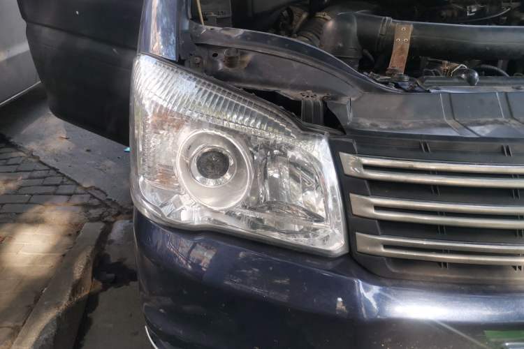 Used FORTHING Lingzhi 2012 M5 Q3 2.0L 7-Seater Long-Wheelbase Comfort Edition Right Front Headlight