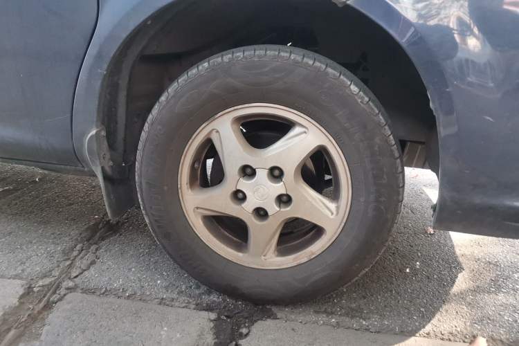 Used FORTHING Lingzhi 2012 M5 Q3 2.0L 7-Seater Long-Wheelbase Comfort Edition Right Front Wheel Hub