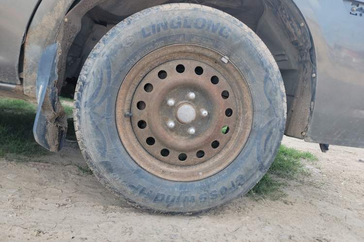Used FORTHING Lingzhi 2012 Passenger Version 1.6L Comfort Edition Right Front Wheel Hub