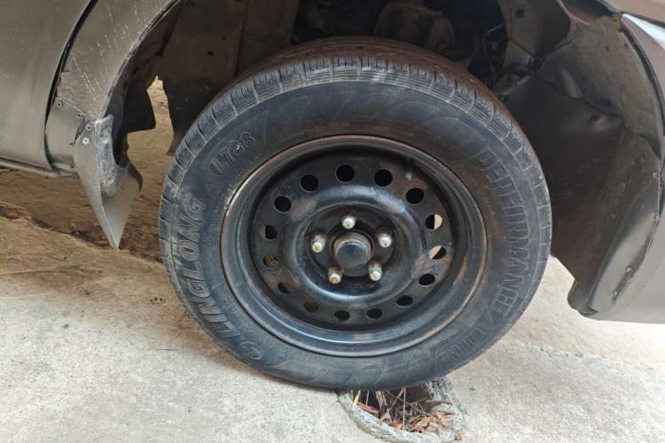 Used FORTHING Lingzhi 2012 Passenger Version 1.6L Comfort Edition Right Front Wheel Hub