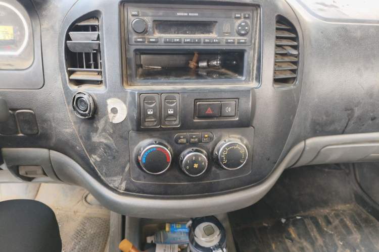 Used FORTHING Lingzhi 2012 Commercial Version 1.6L Special Offer Model Audio And AC Panel