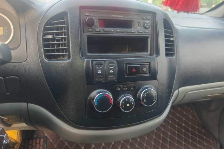 Used FORTHING Lingzhi 2012 Passenger Version 1.6L Comfort Edition Audio And AC Panel