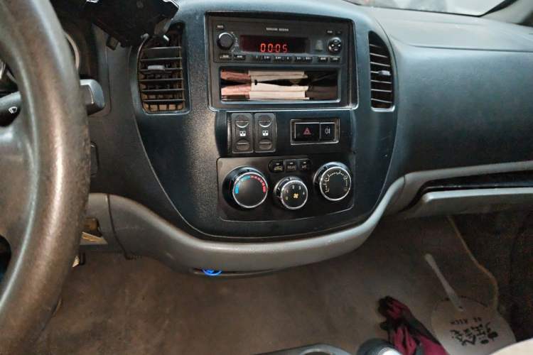 Used FORTHING Lingzhi 2012 Passenger Version 1.6L Comfort Edition Audio And AC Panel