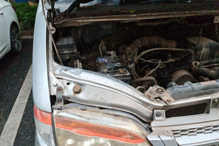 Used FORTHING Lingzhi 2012 Passenger Version 1.6L Comfort Edition Engine Bay Right