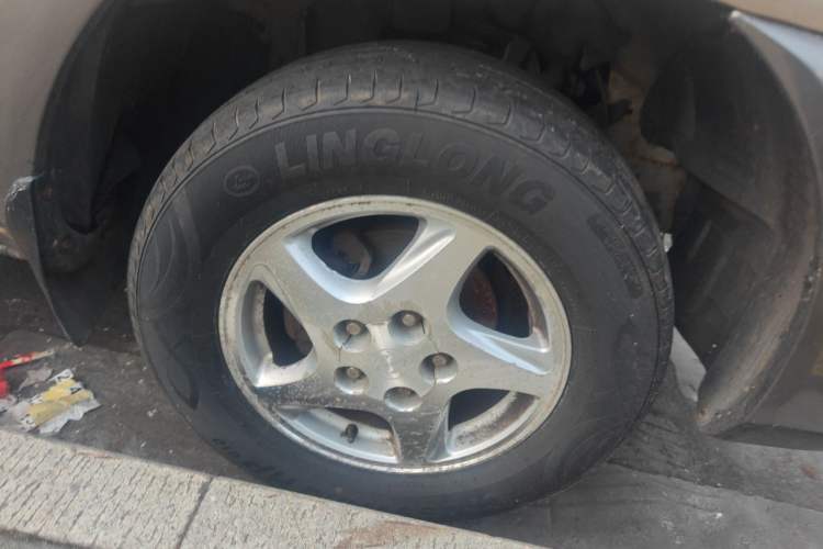 Used FORTHING Lingzhi 2012 Passenger Version 1.6L Comfort Edition Right Front Wheel Hub