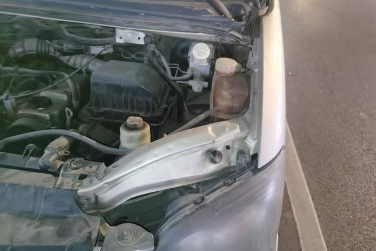 Used FORTHING Lingzhi 2012 Commercial Version 1.6L Special Offer Model Engine Bay Left