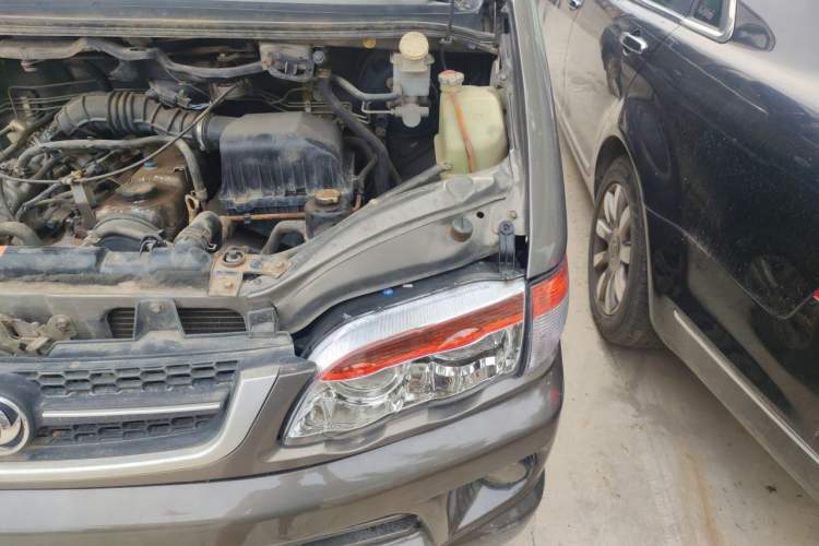 Used FORTHING Lingzhi 2012 Passenger Version 1.6L Comfort Edition Engine Bay Left