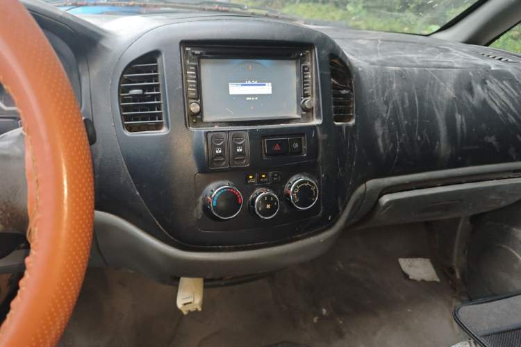 Used FORTHING Lingzhi 2012 Passenger Version 1.6L Comfort Edition Audio And AC Panel